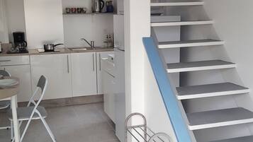 Frigorífico, microondas, horno y placa de cocina
