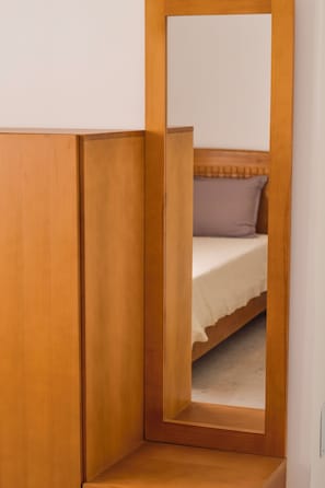 2 bedrooms, travel cot, bed sheets