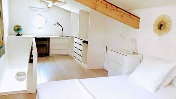 3 bedrooms, iron/ironing board, travel crib, free WiFi