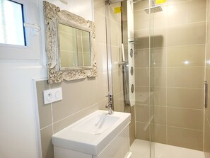 Banheira, secador de cabelo, toalhas de banho, papel higiênico