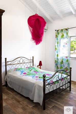 2 habitaciones, tabla de planchar con plancha y cuna de viaje 