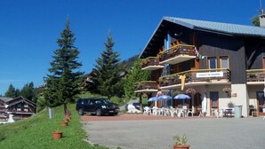 A chalet with outdoor seating and a sign reading "CHALET DE BISANNE". - RENT APARTMENT IN THE MOUNTAIN - PIERRA MENTA (Villard-Sur-Doron)