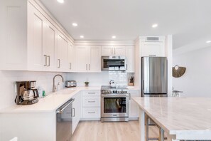 Fridge, microwave, oven, stovetop - OCEAN'S REACH 3B3: 1-Bdrm, 3rd Floor w/Awesome Gulf Views, Amenities Open! (Sanibel Island)