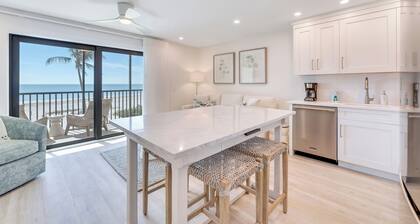 One-bedroom on 3rd floor with beautiful furnishings, spectacular views!