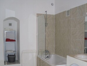 Haartrockner, Handtücher, Seife, Shampoo