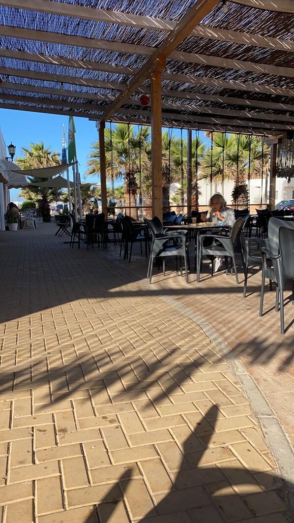 Outdoor dining - Luxury penthouse overlooking the golf course of Almerimar. (Almerimar)
