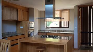 Departamento Confort | Cocina privada | Refrigerador con congelador, microondas, horno y parrilla de estufa