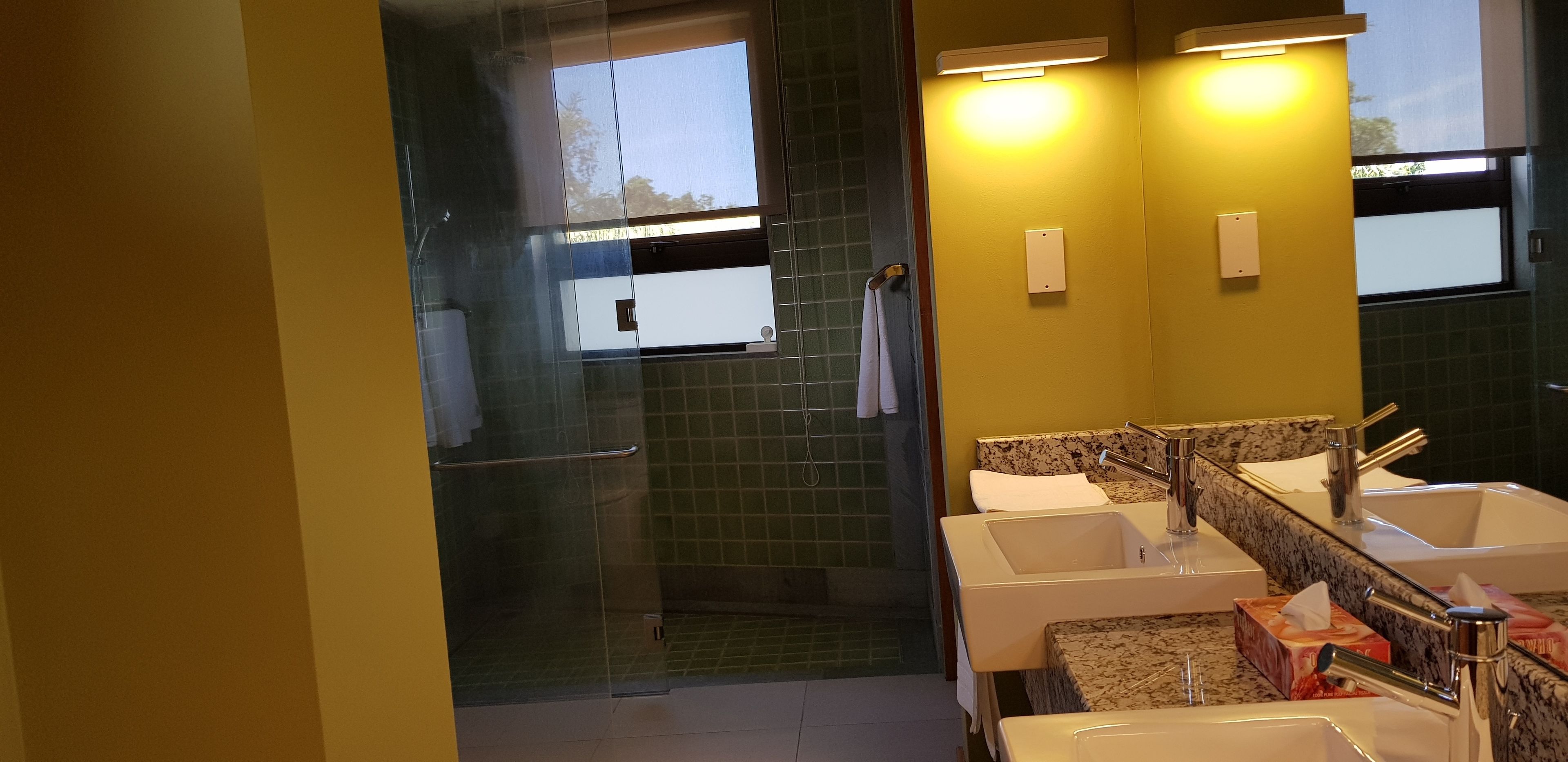 Comfort Apartment | Bathroom | Free toiletries, towels, soap, shampoo