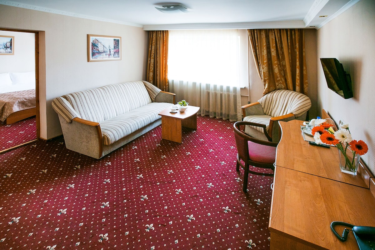 Junior suite, 2 slaapkamers | 1 slaapkamer, een bureau, een laptopwerkplek
