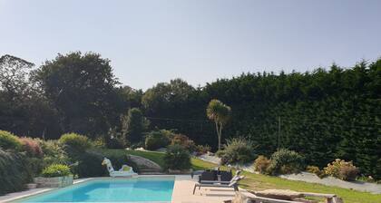 Gîte de Penn Ar Roz: 3 épis seaside GUILER-SUR-GOYEN, 4-5 pers, swimming pool.