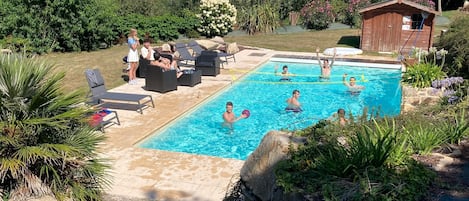 Piscina all'aperto, una piscina riscaldata