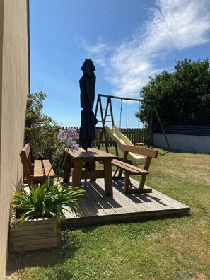 Outdoor dining - Gîte de Penn Ar Roz: 3 épis seaside GUILER-SUR-GOYEN, 4-5 pers, swimming pool. (Guiler-sur-Goyen)