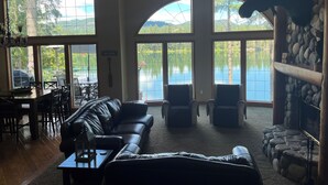 Living area -  Waterfront Pend Oreille -Priest River near Sandpoint
8/9-8/15 & 8/22- Oct OPEN! (Priest River)