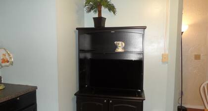 Quiet great get away. Private bedroom bath, Kitchenette .