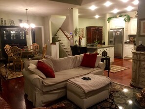 TV, fireplace, DVD player, books - 3+ acres of woods and lake (Bremen)