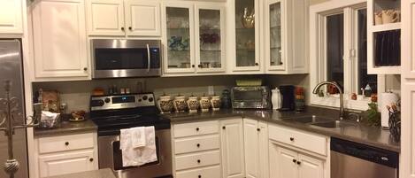 Geladeira, micro-ondas, fogão, cooktop