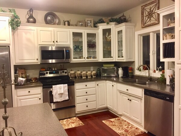 Refrigerador, microondas, horno, placa de cocina