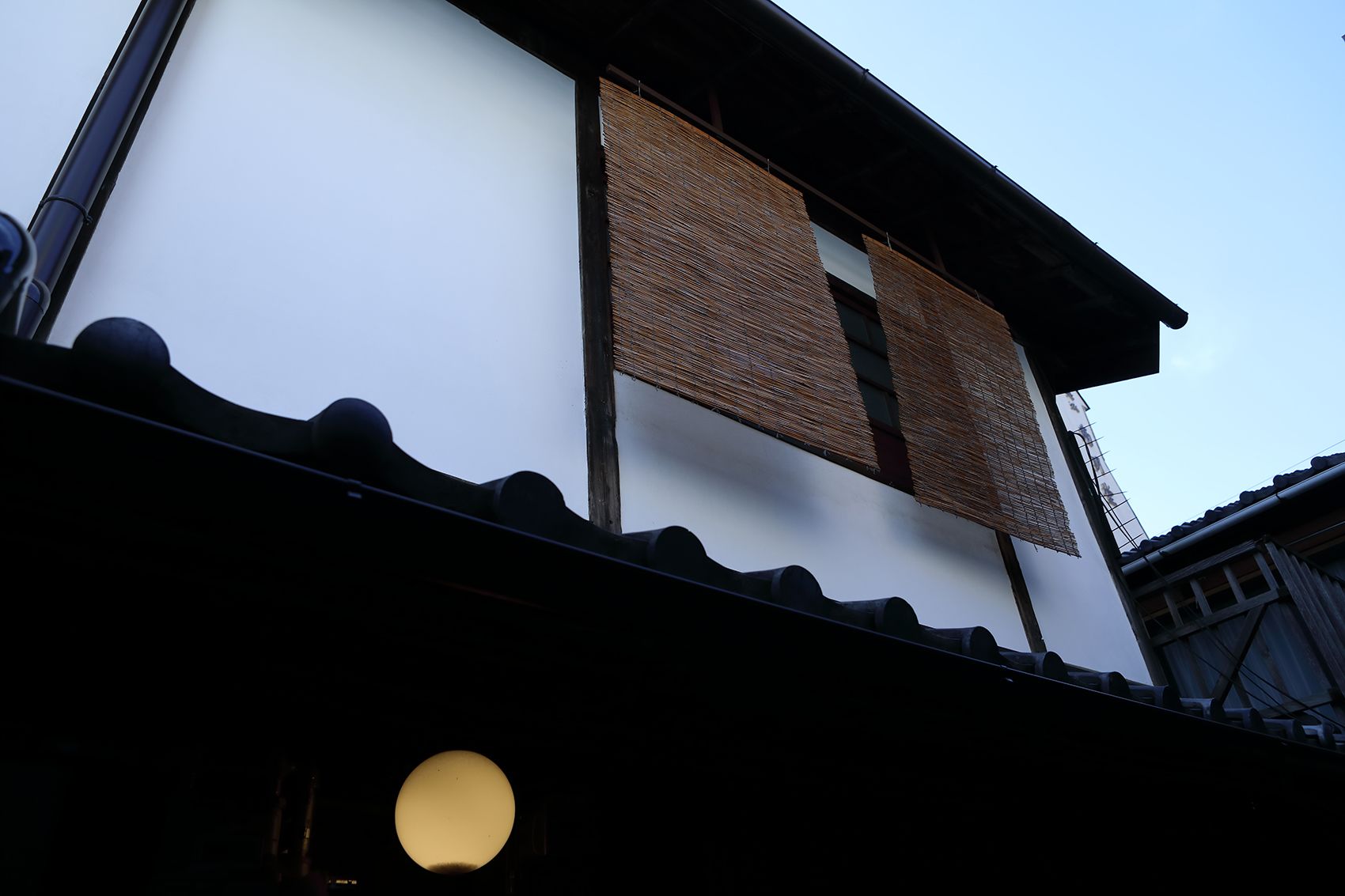 Un edificio de estilo arquitectónico tradicional, con tejado de baldosas y detalles de madera.