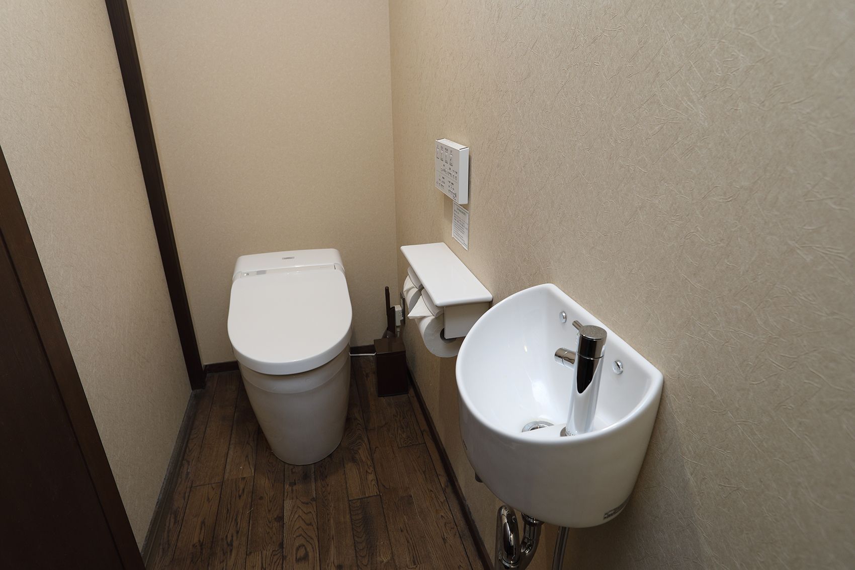 Pieni kylpyhuone, jossa on wc ja pesuallas.