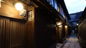 Un estrecho callejón con vallas de madera y puertas tradicionales japonesas.