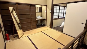 Hus i japansk stil (No.1) | DuntÀcken, individuell inredning, unika möbler och gratis wi-fi