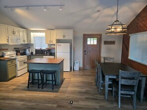 Fridge, microwave, oven, stovetop - Serenity In The Smokies, Great View, great locatio (Sevierville)