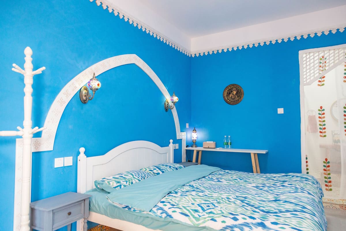 Quarto casal romântico | Cofres nos quartos, quartos à prova de som, Wi-Fi de cortesia