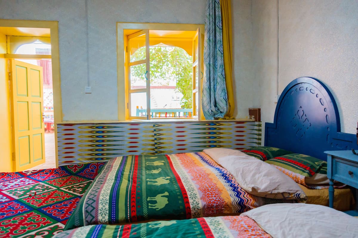 Quarto triplo conforto | Cofres nos quartos, quartos à prova de som, Wi-Fi de cortesia