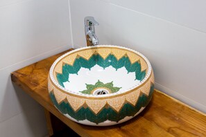 Signature Twin Room | Bathroom | Shower, hair dryer, slippers, towels - New Dap Hostel in Grape Town (Turpan)