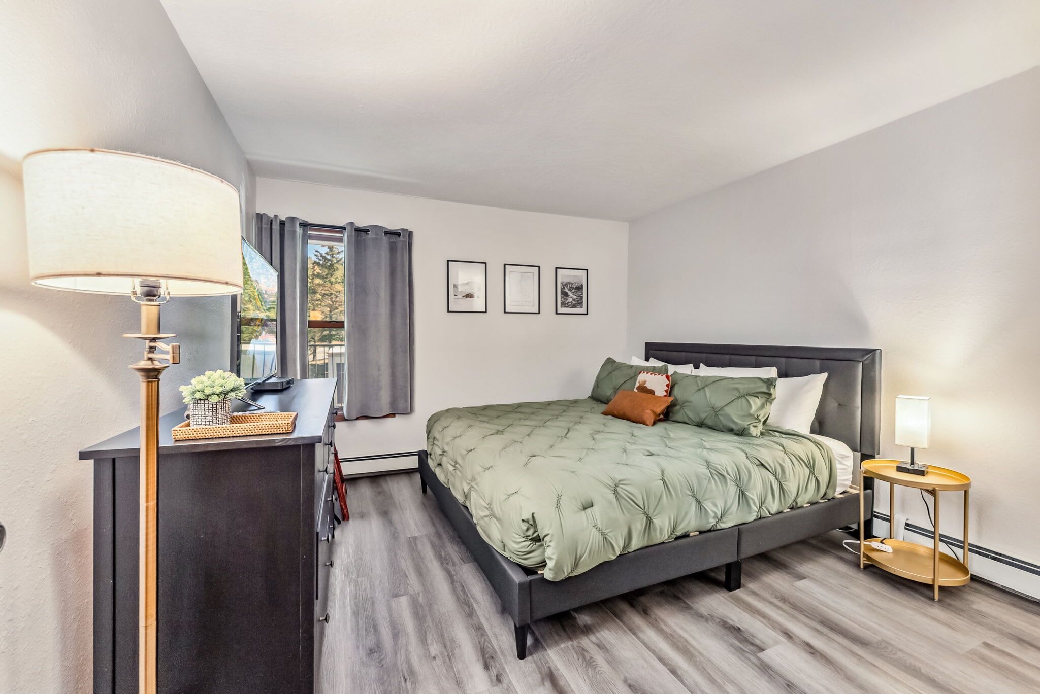 2 habitaciones, escritorio y tabla de planchar con plancha 