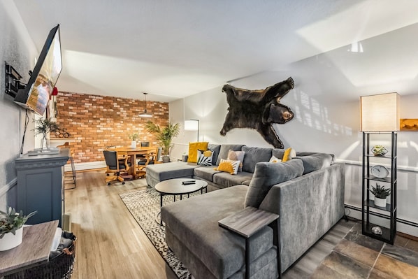 Televisión de pantalla plana, chimenea y servicios de streaming