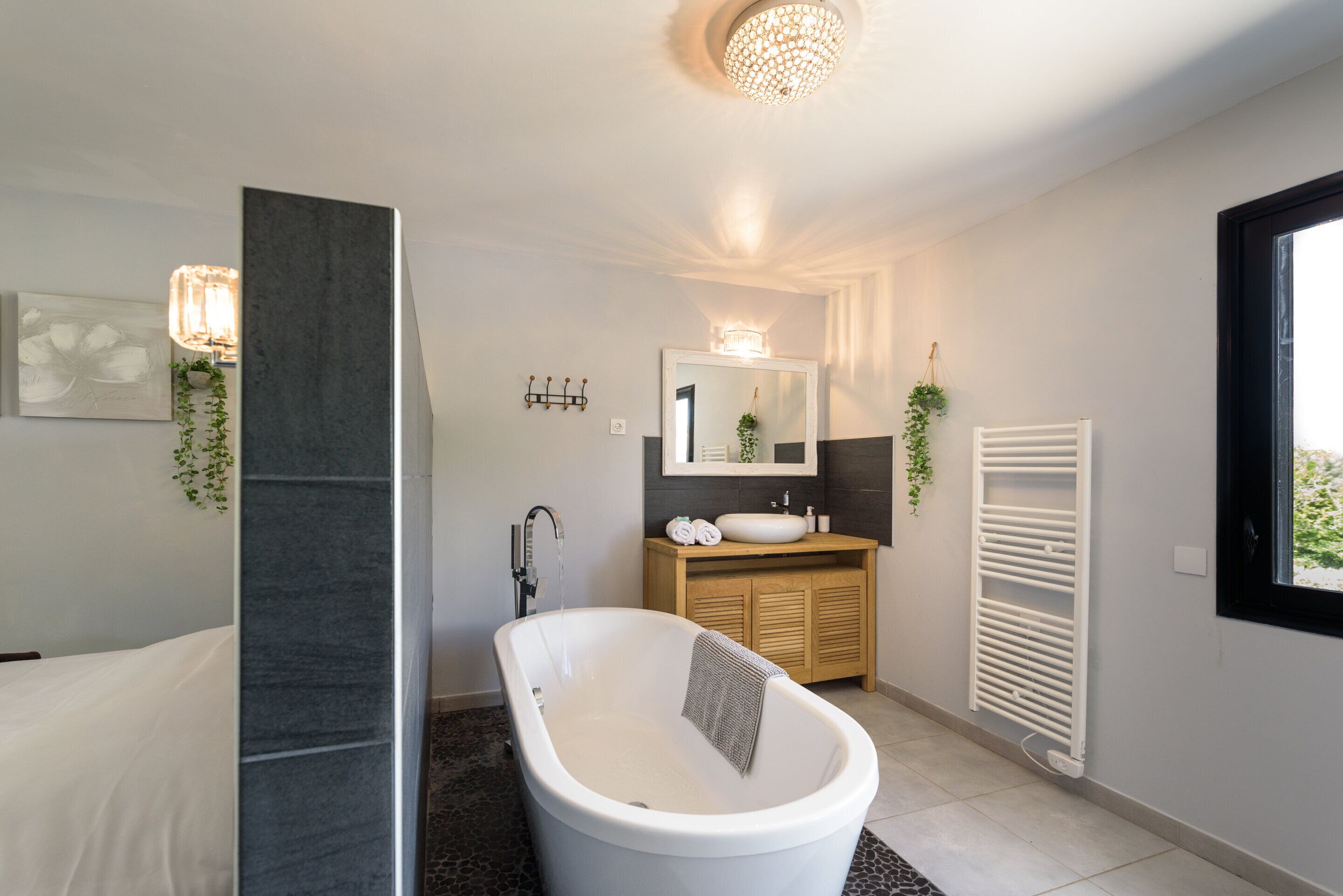 Baignoire, sèche-cheveux, serviettes fournies