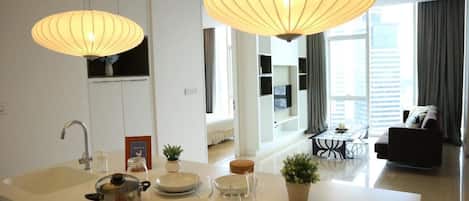 Suíte empresarial, 1 quarto (A) | Cozinha privada | Geladeira grande, micro-ondas, fogão, cooktop