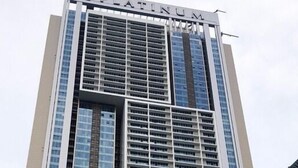Un edificio alto con el nombre 'PLATINUM' en la parte superior.