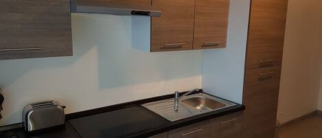 Réfrigérateur, micro-ondes, grille-pain