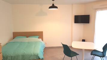 1 slaapkamer, een strijkplank/strijkijzer, wifi