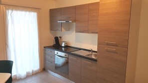 Een koelkast, een microgolfoven, een broodrooster