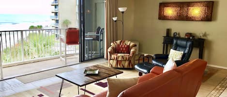 Fernseher, DVD-Player, Bücher, Stereoanlage