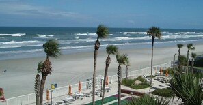 Aan het strand, ligstoelen aan het strand, strandlakens