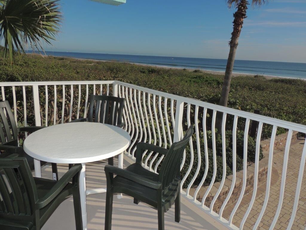 Oceanfront Escape: Dive in! Unwind, Relax, and Savor the Breathtaking Views!