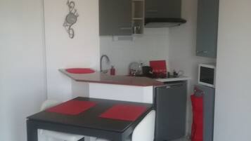 Réfrigérateur, micro-ondes, plaque de cuisson, cafetiÚre/bouilloire