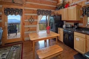 Private kitchen - Bare Snugglin' 1 bedroom, sleeps 4! (Sevierville)