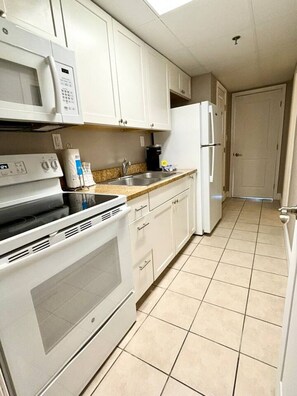 Kjøleskap, mikrobølgeovn, ovn og kokeplater