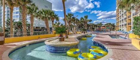 Alberca techada y alberca al aire libre