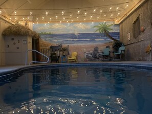 من حمّامات السباحة المغطاة