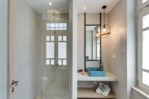 Dusj, hårføner, håndklær og såpe