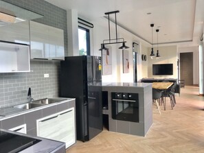 Kühlschrank, Mikrowelle, Ofen, Herdplatte