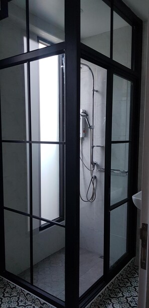 Combined shower/tub, rainfall showerhead, hair dryer, bidet - BanAmphur Pool Villa... Place for chilling out! (Chonburi)