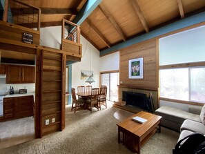 Smart-tv, een open haard en een dvd-speler