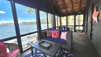 TV connectée, cheminée, livres